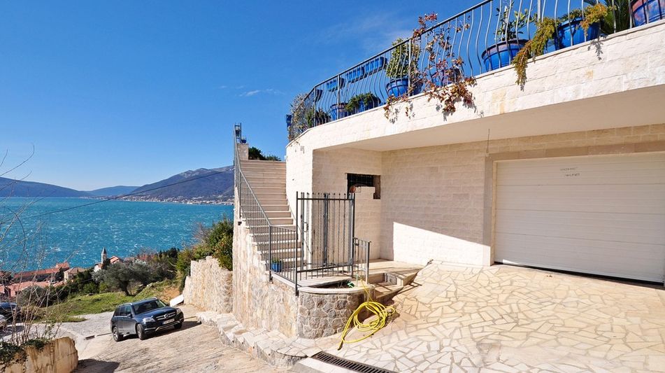 Дом площадью 308 кв.м. с видом на море, лот 681